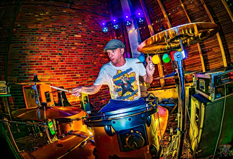 Roland Nieder fokussiert am Schlagzeug